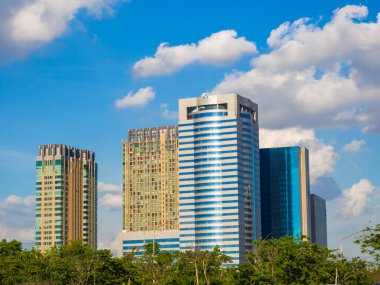 Bulutlu mavi gökyüzünün arkaplanı güneşli gün fotokopi alanı