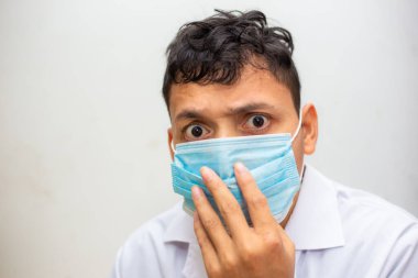 N95 mank giyen Asyalı adam beyaz arka planda Covid19 ve Pm2.5 'tan korunuyor.