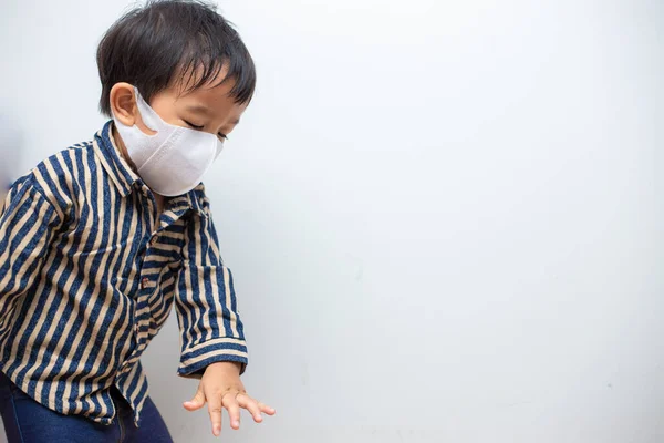 Retrato Menino Asiático Vestindo Máscara Poeira Proteger Para Pm2 Coronavírus — Fotografia de Stock