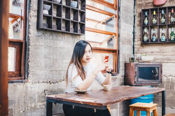 Азиатские Деловые Женщины Использованием Смартфона Whille Расслабляясь Арт Кафе Пить — стоковое фото