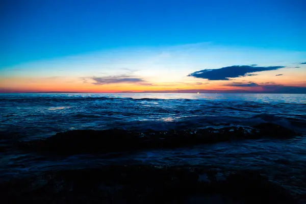 Silueta Puesta Sol Mar Playa Cielo Colorido Verano Vacaciones Fondo — Foto de Stock