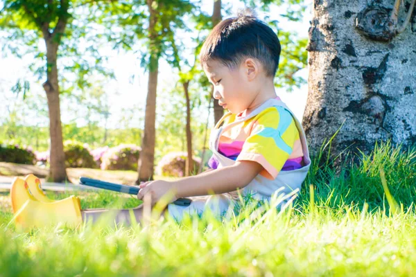 Adorable Niño Sentado Bajo Árbol Parque Ciudad Utilizar Tableta Ordenador — Foto de Stock