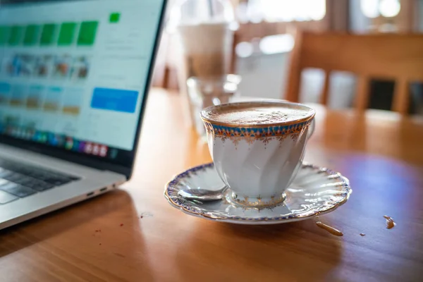 Quente Aroma Cappuccino Xícara Café Trabalho Mesa Madeira Casa Com — Fotografia de Stock