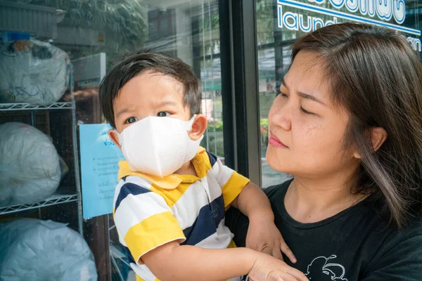 Asiático Lindo Niño Madre Usando N95 Máscara Aire Libre Edificio —  Fotos de Stock