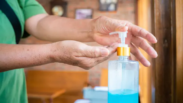 Koronavirus Staré Ženy Dezinfekční Gel Ruce Čistých Rukou Hygiena Korona — Stock fotografie