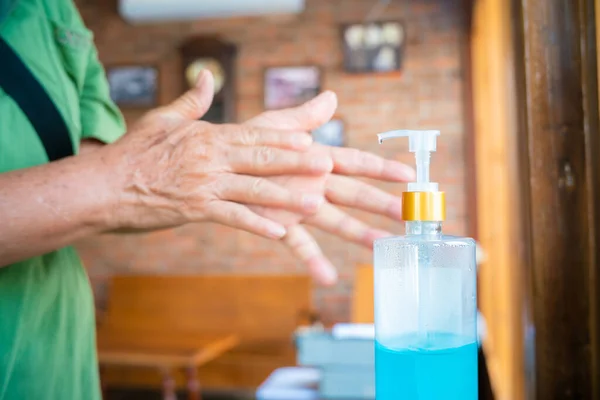 Koronavirus Staré Ženy Dezinfekční Gel Ruce Čistých Rukou Hygiena Korona — Stock fotografie