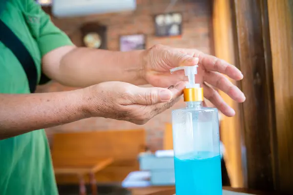 Mulheres Lavagem Das Mãos Com Álcool Etílico Gel Antibacteriano Saboneteira — Fotografia de Stock