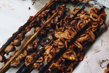 Tayland restoranında ızgara tavuk yemeği.