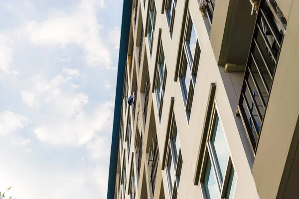 Edificio Condominio Moderno Fondo Nubes Cielo Ciudad Condominio Lowrise — Foto de Stock