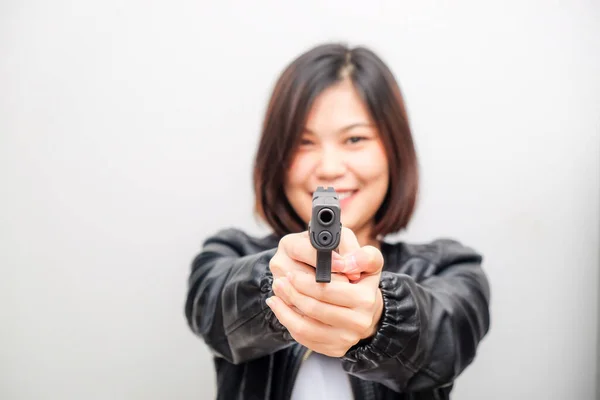 Camisa Negra Mujer Apuntando Arma Audiencia Sobre Fondo Blanco Entrenamiento —  Fotos de Stock