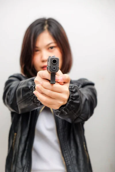 Svart Skjorta Kvinnor Siktar Pistol Till Publiken Vit Bakgrund Försvar — Stockfoto