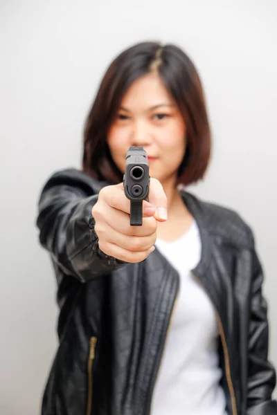 Schwarzes Hemd Frauen Zielen Mit Waffe Auf Publikum Auf Weißem — Stockfoto