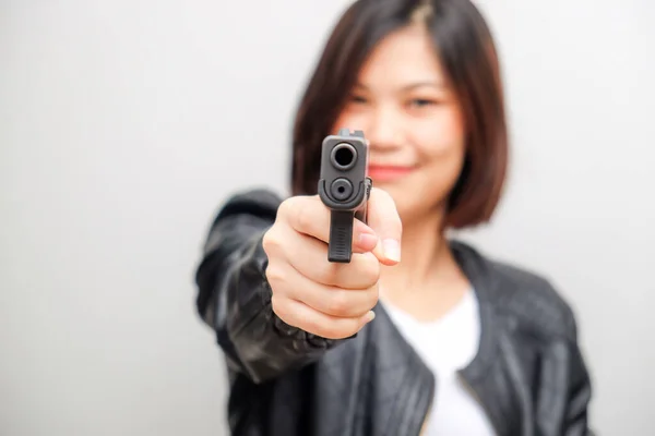 Schwarzes Hemd Frauen Zielen Mit Waffe Auf Publikum Auf Weißem — Stockfoto