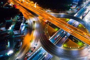Dairesel kavşak yolundaki trafik ışığı uzun pozlu hava görüntüsü