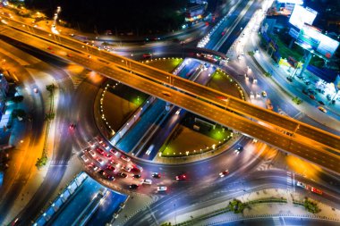 Dairesel kavşak yolundaki trafik ışığı uzun pozlu hava görüntüsü