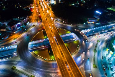 Dairesel kavşak yolundaki trafik ışığı uzun pozlu hava görüntüsü