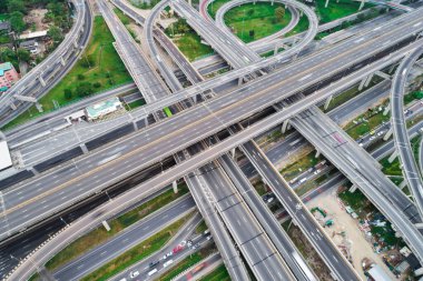 Araba taşıma arkaplanı olan hava görüntüsü üst geçidi trafiği
