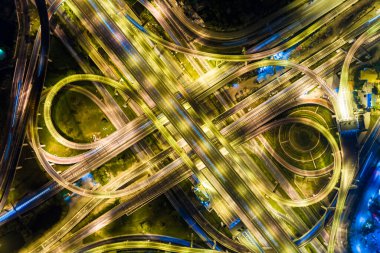 Hava görüntüsü gece şehir trafiği karayolu kesişim yolu uzun teşhirci görüntüsü