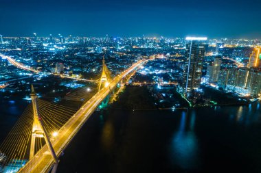 Gece trafiğin aydınlığı altında köprüden geçeceğiz.