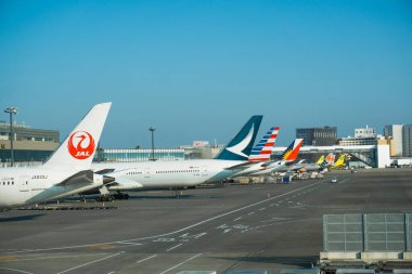 Narita, Japonya 6 Nisan 2017 Japon Hava Yolları Tokyo NArita Havaalanı 'na yanaşıyor. Narita, Japon Hava Yolları (JL) ve Tüm Nippon Havayolları ANA (NH).