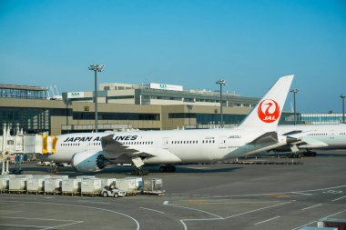 Narita, Japonya 6 Nisan 2017 Japon Hava Yolları Tokyo NArita Havaalanı 'na yanaşıyor. Narita, Japon Hava Yolları (JL) ve Tüm Nippon Havayolları ANA (NH).