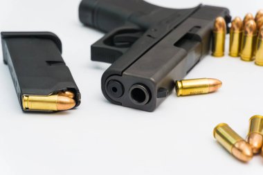Beyaz arka planda yarı otomatik silahlı 9mm 'lik mermi var.
