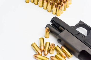 Beyaz arka planda yarı otomatik silahlı 9mm 'lik mermi var.