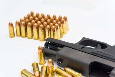 Beyaz arka planda yarı otomatik silahlı 9mm 'lik mermi var.