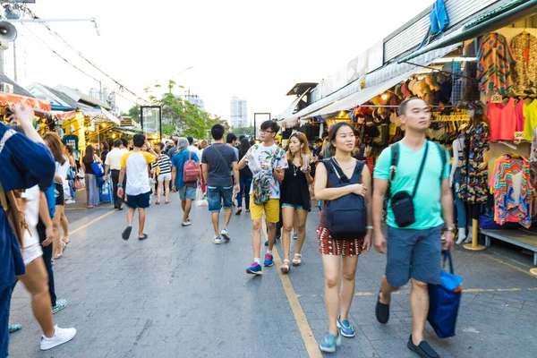 Bangkok Thajsko Února 2017 Zahraniční Turisté Kupují Thajské Řemeslné Suvenýry — Stock fotografie