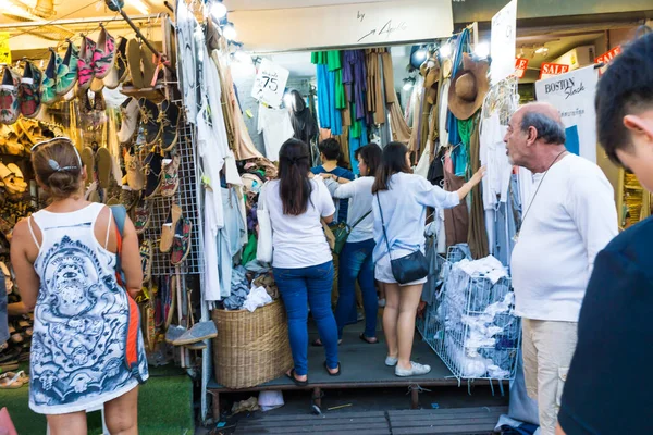Bangkok Thailand Feb 2017 Foreign Tourist Buys Some Thai Handicraft — Stock Photo, Image