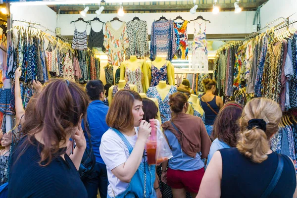 Bangkok Tailândia Fevereiro 2017 Turista Estrangeiro Compra Algumas Lembranças Artesanato — Fotografia de Stock