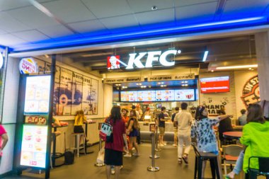 BANGKOK - 30 Haziran 2016 'da Bangkok' ta Don Mueang Uluslararası Havalimanı 'ndaki MC ve KFC restoranı. Dünyanın en eski uluslararası havaalanlarından biri olarak kabul edilir..