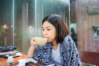 Kafedeki kadınlar latte içerler. İş kadınlarının kahve portresi.