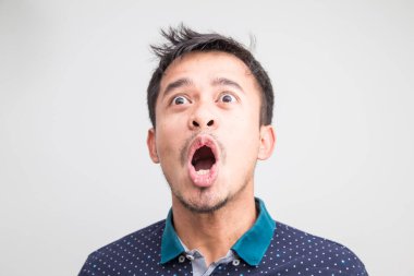 Genç Asyalı adamın portresi beyaz arka planda şok edici yüz ifadesi