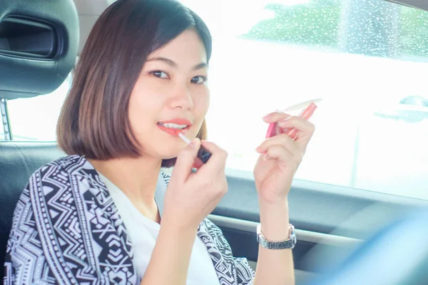 Belle Donne Asiatiche Mettendo Suo Rossetto Mentre Seduto Auto Trucco — Foto Stock