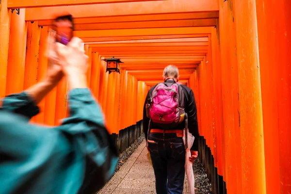 Les Gens Marchent Dans Porte Tori Rouge Temple Fuchimi Inari — Photo