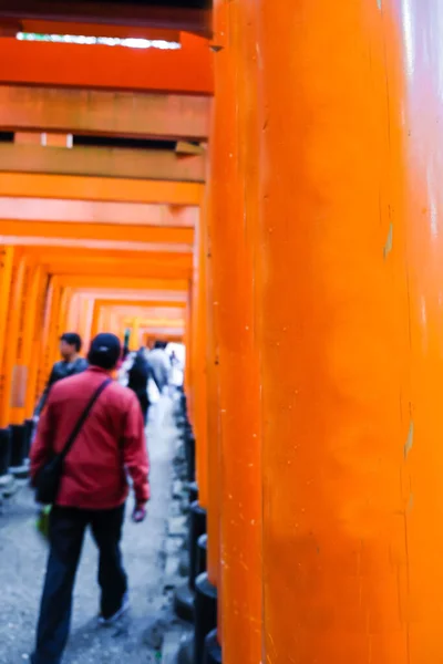 Fuchimi Inari Tapınağı Nın Kırmızı Tori Kapısında Yürüyen Insanlar Kyoto — Stok fotoğraf