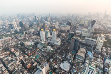 Bangkok şehir merkezi, Tayland alacakaranlığında gökdelen inşa ediyor.