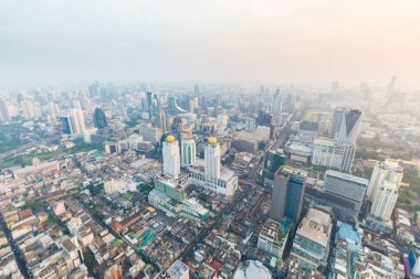 Şehir merkezinin gökyüzü düzenleyicisi. Gün batımı Bangkok, Tayland.