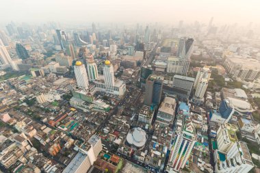 Bangkok şehir merkezi, Tayland alacakaranlığında gökdelen inşa ediyor.