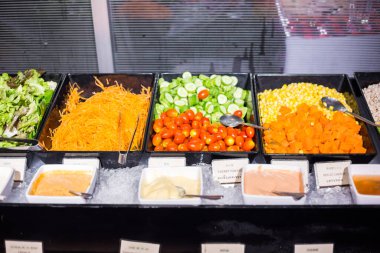 Renkli sebze salatası. Salata büfesinde sos.