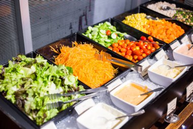 Renkli sebze salatası. Salata büfesinde sos.