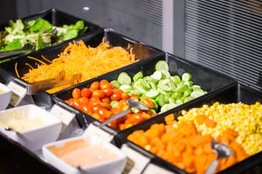 Renkli sebze salatası. Salata büfesinde sos.