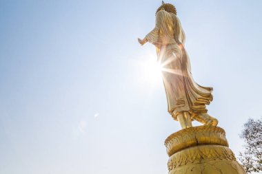 Altın Buda heykeli şehrin mavi gökyüzüne bakıyor