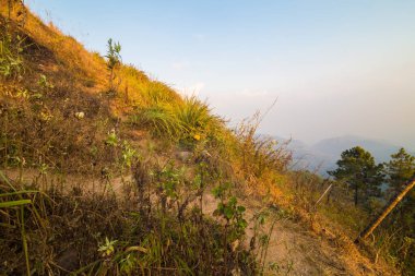 Dağ sırtında gün batımında gezinti rotası