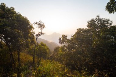 Dağ sırtında gün batımında gezinti rotası