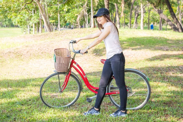 Wanita Cantik Waktu Luang Taman Dengan Sepeda Merah Lapangan Hijau — Stok Foto