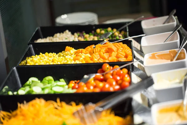 Renkli Sebze Salatası Salata Büfesinde Sos — Stok fotoğraf