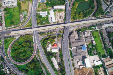 Otoyol kavşağında arabalı hava manzaralı bir yol var.
