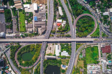 Otoyol kavşağında arabalı hava manzaralı bir yol var.